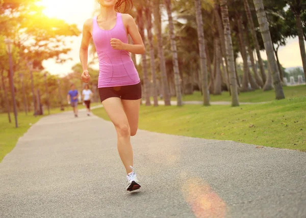 Mujer atleta corriendo en el parque — Foto de Stock