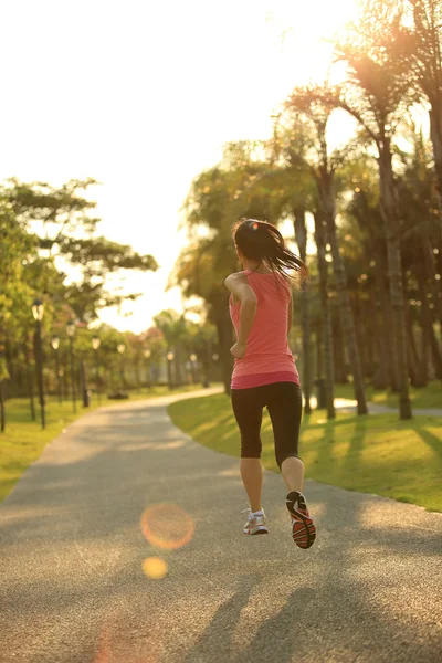 Mujer atleta corriendo en el parque —  Fotos de Stock