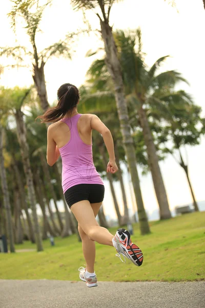 Mulher atleta correndo no parque — Fotografia de Stock