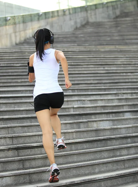 Corredor atleta corriendo en escaleras . — Foto de Stock