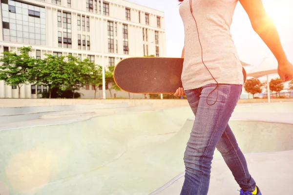 Skateboarder  at skatepark — Stock Photo, Image