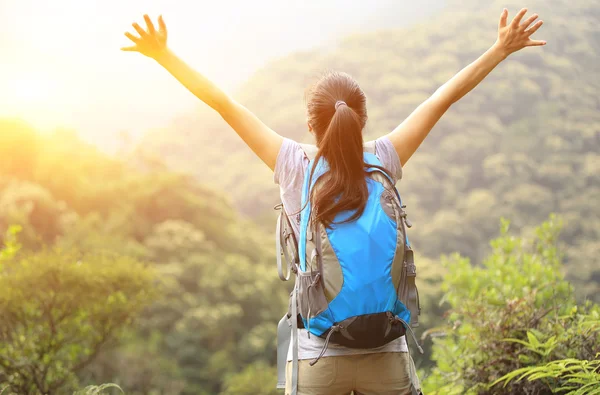 Mujer excursionista en pico de montaña — Foto de Stock