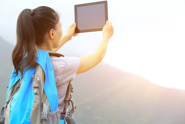 Woman hiker taking photo of mountain peak — Stock Photo, Image