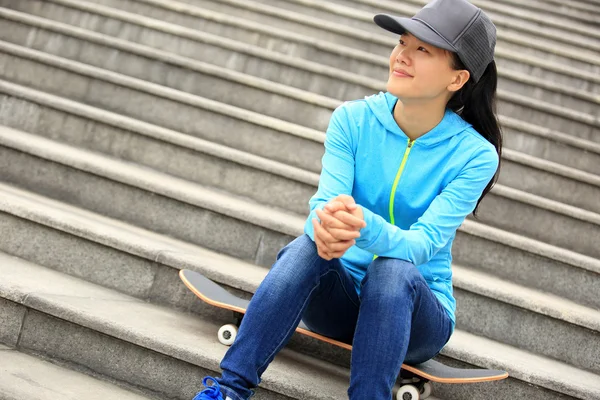 Femme skateboarder — Photo