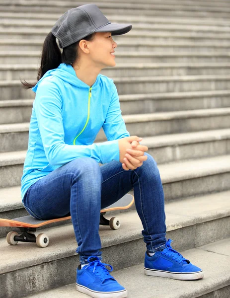 Femme skateboarder — Photo