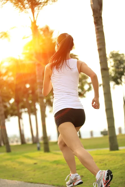 Woman running on tropical park trail. — Stock Photo, Image