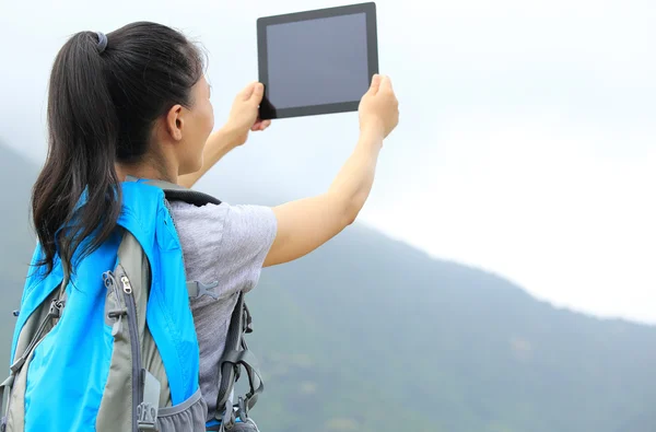 Kvinna hiker ta foto av bergstopp — Stockfoto
