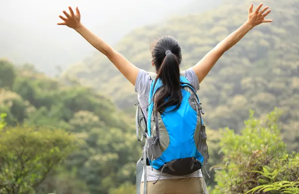 Mujer excursionista en pico de montaña — Foto de Stock