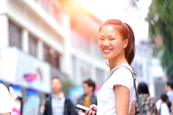 Mujer en la calle comercial —  Fotos de Stock