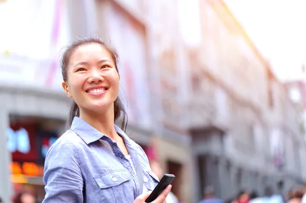 Mujer en la calle comercial —  Fotos de Stock