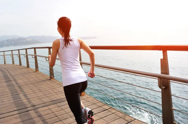 Athlète coureur courir sur le pont en bois — Photo