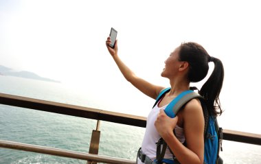 kadın kendini fotoğrafı çekmek uzun yürüyüşe çıkan kimse