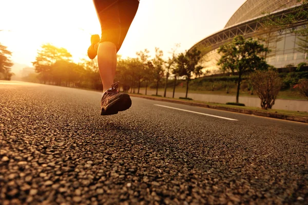 Runner athlete running on tropical park trail — Stock Photo, Image