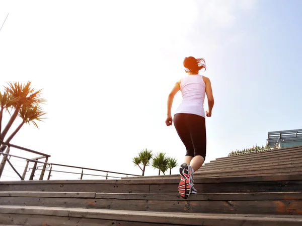 Mujer atleta corriendo por las escaleras —  Fotos de Stock