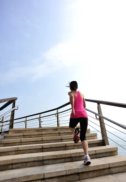 Sportlerin läuft Treppe hinunter — Stockfoto