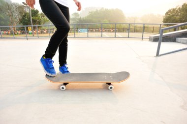 kaykay mavi ayakkabılar bacaklar