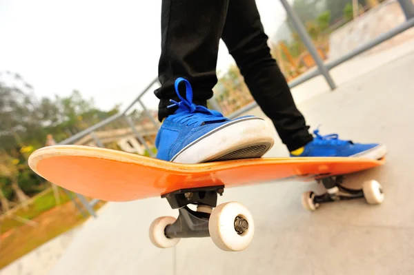 Nohy v modré boty, skateboarding — Stock fotografie