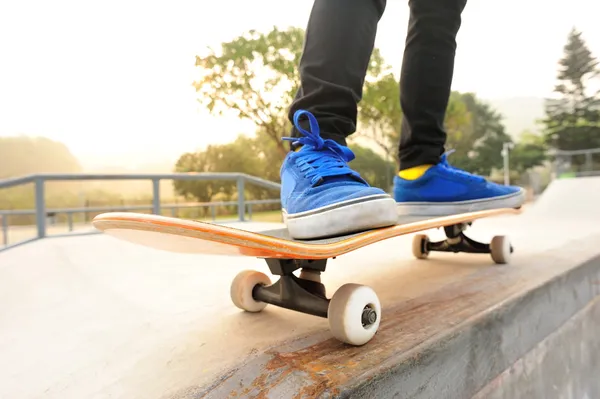 Pieds en chaussures bleues skateboard — Photo