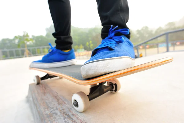 Pieds en chaussures bleues skateboard — Photo