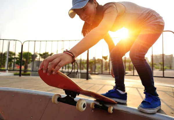 Femme de skateboard — Photo