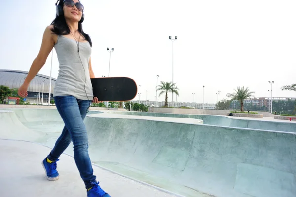 Skateboarder femme — Photo