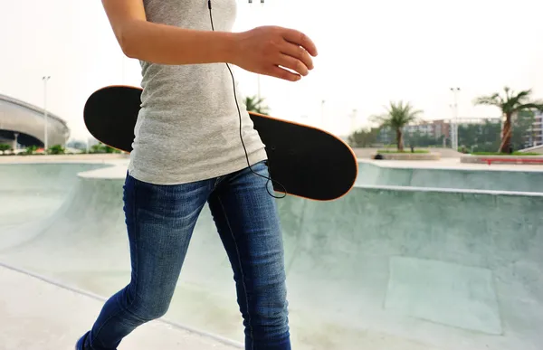 Skateboarder donna — Foto Stock