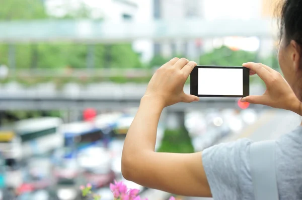 Kvinna tar foto med smarttelefon — Stockfoto