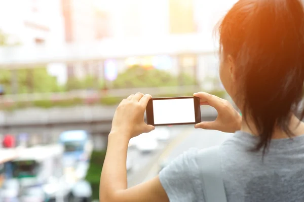 Kvinna tar foto med smarttelefon — Stockfoto