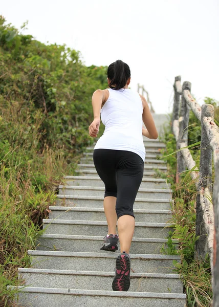 Mujer corriendo en las escaleras . — Foto de Stock