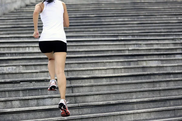 Mujer corriendo en las escaleras . — Foto de Stock