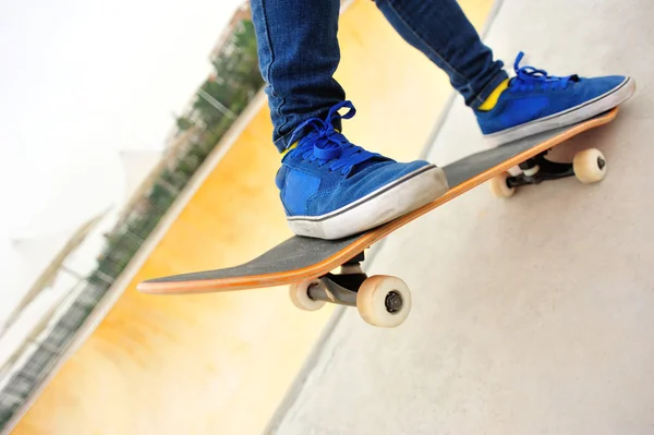 Voeten in blauwe schoenen skateboarden — Stockfoto