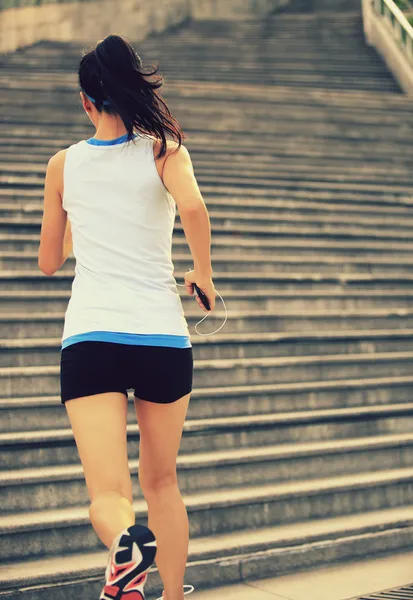 Sportlerin läuft Treppe hinunter. — Stockfoto