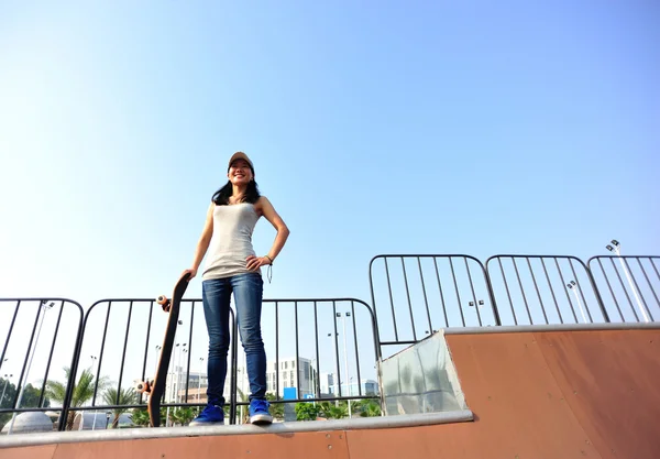 Femme skateboarder — Photo