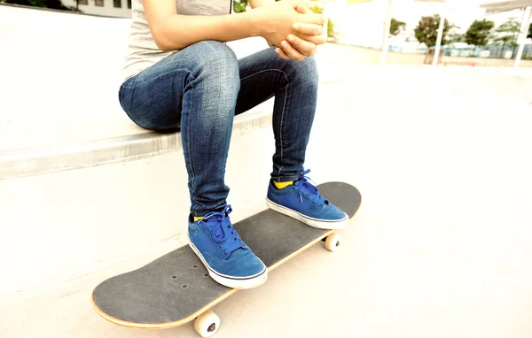 Woman skateboarder — Stock Photo, Image