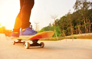 skatepark'ta kaykay yapmak