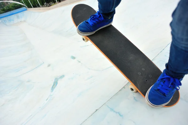 Skateboarding en skatepark — Foto de Stock