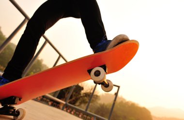 skatepark'ta kaykay yapmak