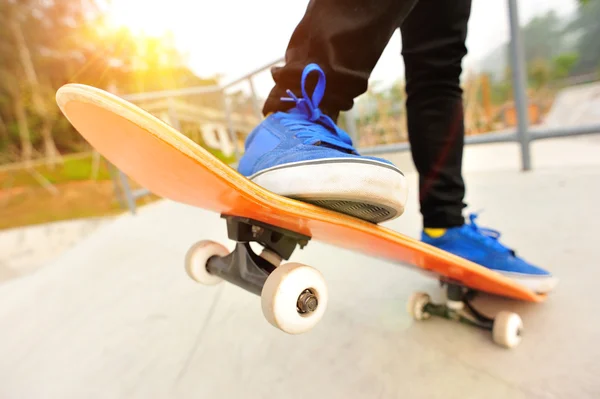 Skatepark'ta kaykay yapmak — Stok fotoğraf