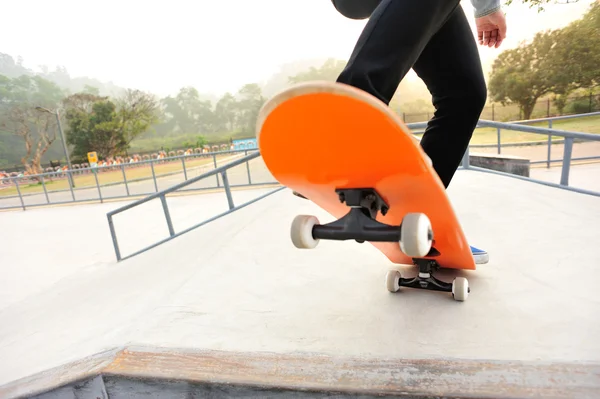 Skateboarding w skateparku — Zdjęcie stockowe