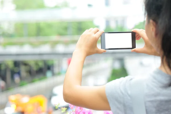 Les mains de femme tiennent le téléphone intelligent — Photo