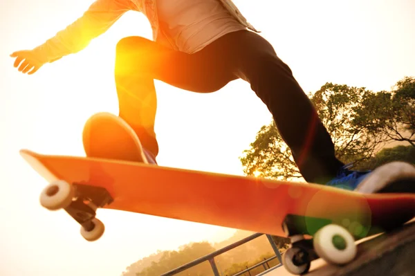 Skateboarding en skatepark — Foto de Stock