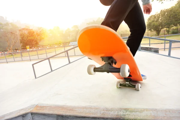 Skateboarding en skatepark —  Fotos de Stock