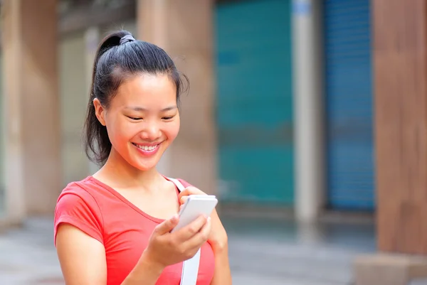 Kobieta za pomocą jej silny telefon — Zdjęcie stockowe