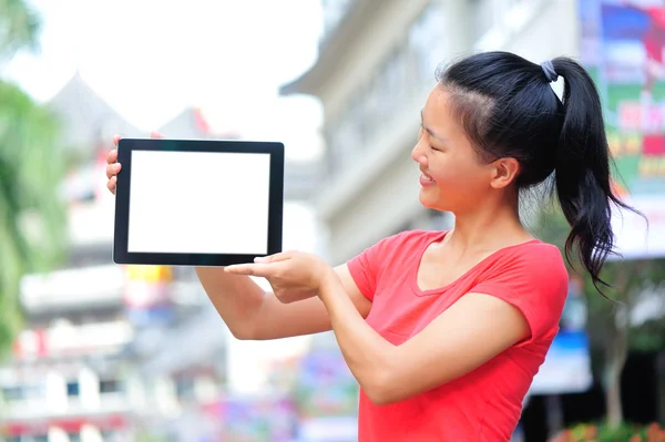 Frau hält leeres digitales Tablet in der Hand — Stockfoto