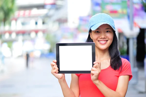 Mujer mantenga en blanco tableta digital —  Fotos de Stock