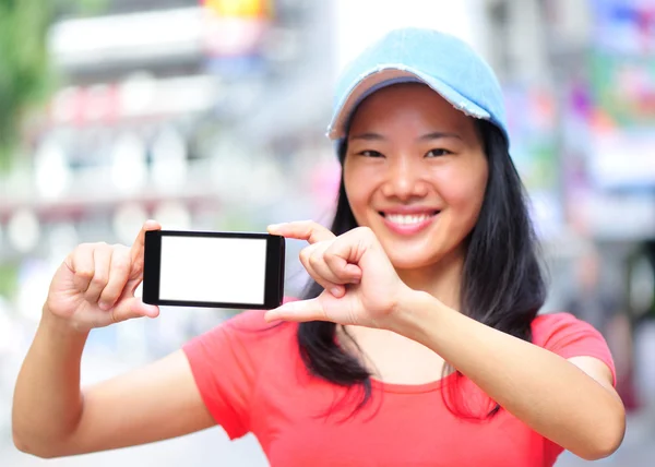 Žena drží prázdné chytrý telefon — Stock fotografie