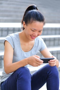 Genç Asyalı kadın akıllı telefonu kullanın