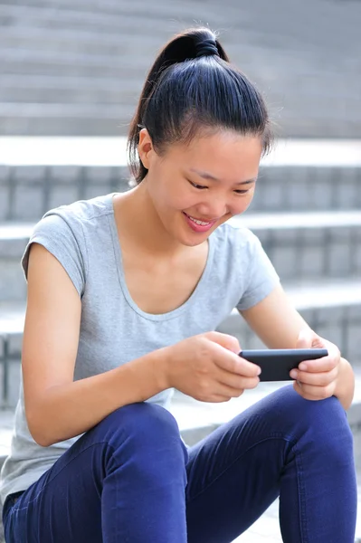 Junge asiatische Frau verwenden ihr Smartphone — Stockfoto