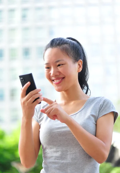 Frau benutzt ihr Smartphone — Stockfoto