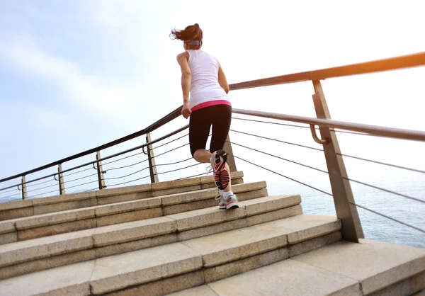 Atleta corridore che corre sul ponte di legno — Foto Stock